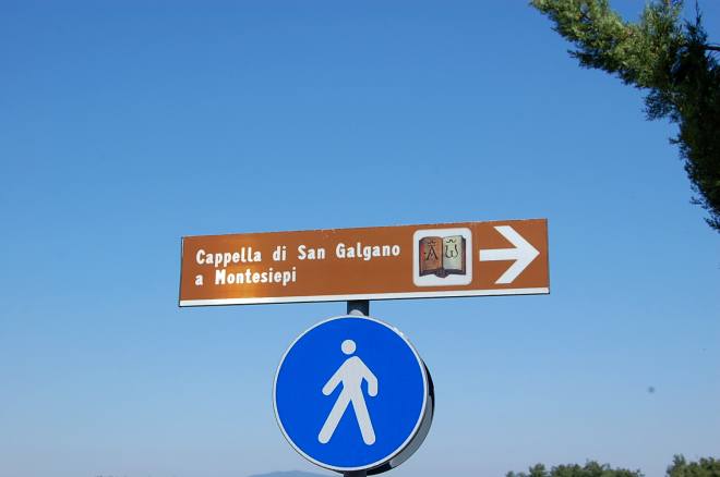 drogowskaz na miecz i słoneczniki w San Galgano na Montesiepi