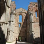 miecz i słoneczniki w San Galgano na Montesiepi