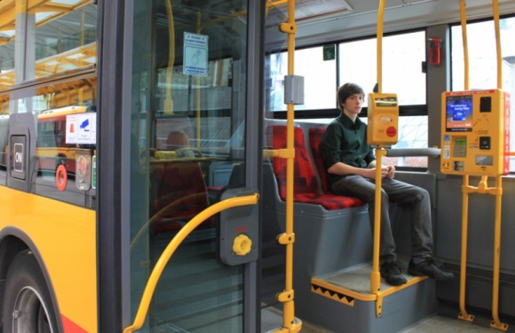 Jak ekonomicznie korzystać z Warszawskiej Karty Miejskiej? Transport, BIZNES - Wszyscy użytkownicy komunikacji miejskiej doceniają bilety długookresowe, które w Stolicy kodowane są na Warszawskiej Karcie Miejskiej. Doradzamy, jak korzystać z WKM, aby nie tracić zbędnego czasu i pieniędzy.