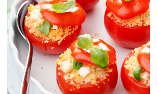 Przepis na karnawałowe przyjącie: Pomidory nadziewane kuskusem i sosem serowym
