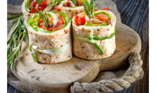 Przepis na karnawałowe przyjącie: Ślimaczki z tortilli z sosem koperkowym