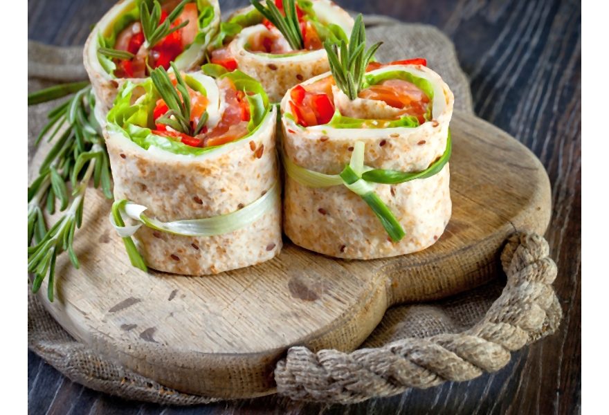 Przepis na karnawałowe przyjącie: Ślimaczki z tortilli z sosem koperkowym