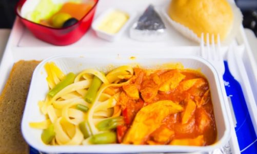 65% klientów niezadowolonych z jedzenia serwowanego w samolotach