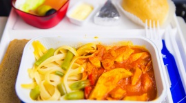 65% klientów niezadowolonych z jedzenia serwowanego w samolotach Transport, BIZNES - 65% europejskich klientów, podróżujących samolotami, jest niezadowolonych z jakości potraw serwowanych podczas lotu, a niecałe 6% określa jedzenie jako "smaczne". Takie wnioski można wyciągnąć z najnowszej ankiety, przeprowadzonej wśród Użytkowników Zoover.