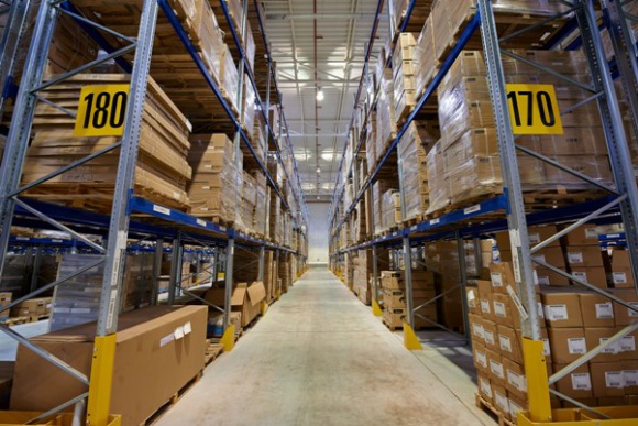 Przedświąteczna logistyka w Dachser Transport, BIZNES - Już kilka tygodni przed Bożym Narodzeniem pracownicy Dachser pracują pełną parą, aby wszystkie zabawki, prezenty, lampki świąteczne, łopaty do odśnieżania i inne „zimowe gadżety” znalazły się w sklepach na czas.