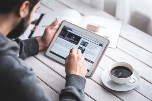 Rola logistyki w strategii omnichannel Transport, BIZNES - Sedno działań omnichannel to interakcje, w których sieć należy zaangażować konsumenta. Jaką rolę odgrywa w tej strategii logistyka?