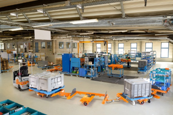 Automatyzacja Lean Management od STILL Transport, BIZNES - Jedną z nowości zaprezentowanych przez STILL podczas targów CeMAT, były systemy transportowe nowej klasy. Zautomatyzowane ramy dla trolejów, testowane w eksperymentalnej fabryce Uniwersytetu w Landshut, pozwalają na usprawnienie przepływu materiałów i odciążenie operatora.