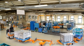 Automatyzacja Lean Management od STILL Transport, BIZNES - Jedną z nowości zaprezentowanych przez STILL podczas targów CeMAT, były systemy transportowe nowej klasy. Zautomatyzowane ramy dla trolejów, testowane w eksperymentalnej fabryce Uniwersytetu w Landshut, pozwalają na usprawnienie przepływu materiałów i odciążenie operatora.