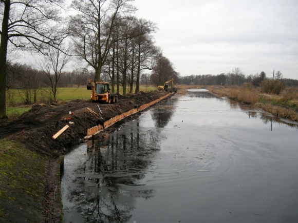 Remont uszkodzonych brzegów na Kanale Górnonoteckim Transport, BIZNES - Regionalny Zarząd Gospodarki Wodnej w Poznaniu prowadzi remont uszkodzonych brzegów pomiędzy śluzami Dębinek V i VI na Kanale Górnonoteckim w km 130,13 - 130 97. Jest to II etap zadania, którego pierwsza część była realizowana w 2015r.