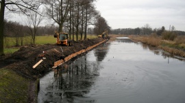 Remont uszkodzonych brzegów na Kanale Górnonoteckim Transport, BIZNES - Regionalny Zarząd Gospodarki Wodnej w Poznaniu prowadzi remont uszkodzonych brzegów pomiędzy śluzami Dębinek V i VI na Kanale Górnonoteckim w km 130,13 - 130 97. Jest to II etap zadania, którego pierwsza część była realizowana w 2015r.