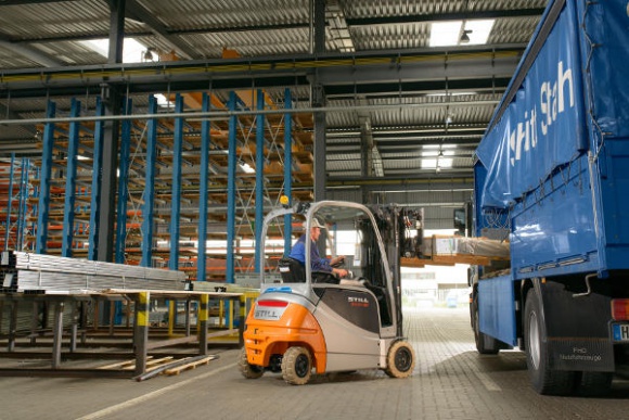 Litowo-jonowa energia 2017 roku Transport, BIZNES - Ze względu na wyczerpywanie się złóż paliw kopalnych światowa gospodarka musi od nich uniezależnić. Trudno dokładanie przewidzieć, ile potrwają te zmiany, ale już w tym roku możemy spodziewać się zmierzającej w tym kierunku napędowej rewolucji opartej o baterie Li-Ion.