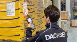 Nietypowa współpraca Dachser i Kuchenmeister Transport, BIZNES - Dachser, jeden z największych operatorów logistycznych na świecie, zapewnia znanej niemieckiej firmie piekarniczej, Kuchenmeister, efektywną dystrybucję, a także pełne wykorzystanie jej parku samochodowego.