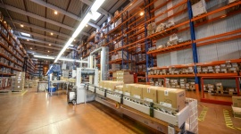 M LOGISTIC i L’ORÉAL WARSAW PLANT PRZEDŁUŻAJĄ UMOWĘ Transport, BIZNES - CENTRUM LOGISTYCZNE W BŁONIU MIĘDZYNARODOWYM HUBEM DLA FABRYK L’ORÉAL.