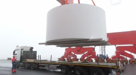 Gigantyczny transport Dachser z policyjną eskortą