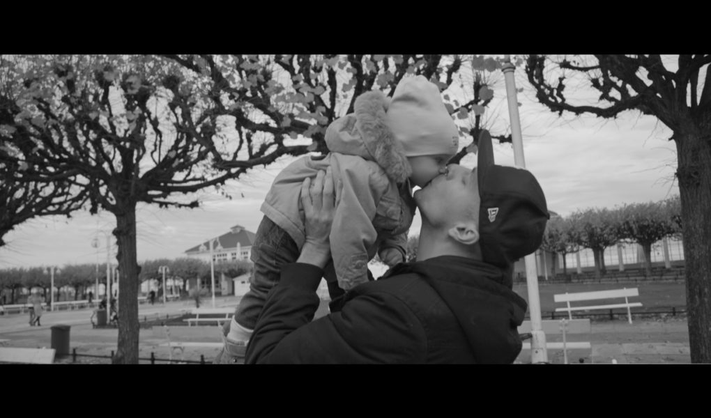 Poison z poruszającym teledyskiem o ojcostwie