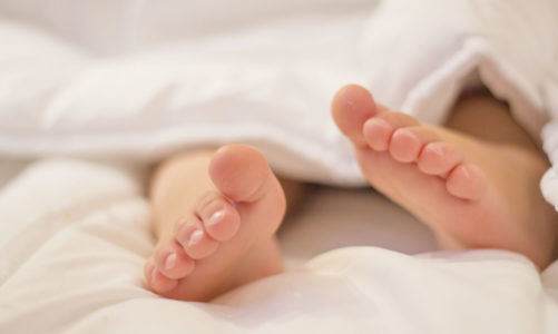 Jak dbać o czystość pościeli dziecka zimą?