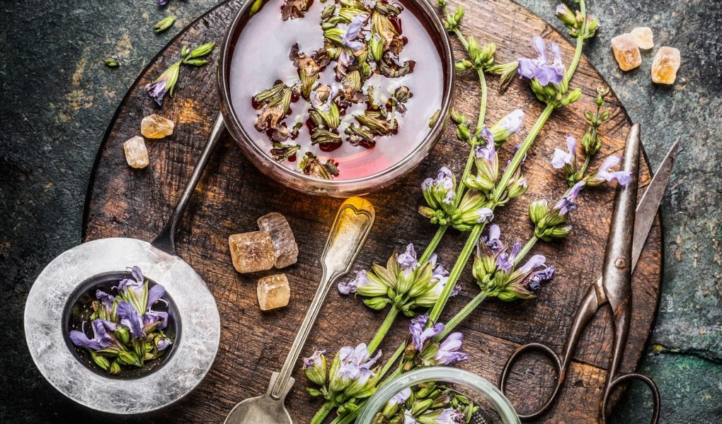 Andrzejki wierzenia i przesądy – jak wróżyć z fusów?