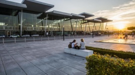 Wypełnione samoloty na wrocławskim lotnisku Transport, BIZNES - Ponad 2 mln 650 tys. - tylu pasażerów obsłużyło wrocławskie lotnisko od początku 2017 roku. W listopadzie największe wzrosty zanotowano w ruchu sieciowym międzynarodowym i połączeniach niskokosztowych. Najbardziej wypełnione były samoloty do Rzymu, Mediolanu i Lizbony.