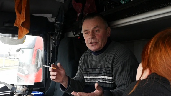 Zakaz noclegu w kabinie - co sądzą o nim kierowcy? Transport, BIZNES - Aut zatrzęsienie, a infrastruktura żadna, na parkingach tłok… Zakaz noclegu w kabinie oczami polskich kierowców