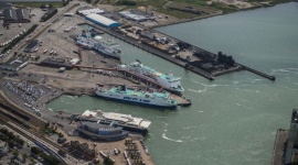 Port of Ystad bije kolejne rekordy Transport, BIZNES - Podsumowanie 2017 r. jasno pokazuje, że Port w Ystad może świętować kolejny rekordowy rok. Wyraźnie wzrosła zarówno ilość przewożonych towarów, jak i liczba ciężarówek, samochodów osobowych oraz pasażerów.