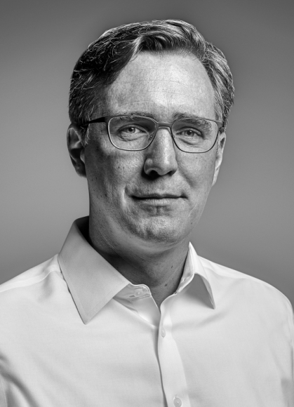 mytaxi ogłasza nowego CEO. Andrew Pinnington ustępuje ze stanowiska Transport, BIZNES - Andrew Pinnington rezygnuje z funkcji CEO mytaxi. Nowym CEO mytaxi zostaje Marc Berg. Pinnington pozostaje w Zarządzie mytaxi na czas przekazania obowiązków swojemu następcy. mytaxi w 2017 roku odnotowało wzrost (>300%)”/></p><p>mytaxi, największa firma taxi w Europie, będąca spółką zależną od Daimler Mobility Services GmbH, ogłasza zmianę CEO. 16 kwietnia 2018 roku obecny prezes mytaxi, Andrew Pinnington, przekaże swoje obowiązki Marcowi Bergowi. Przez ostatnich 18 miesięcy pod kierownictwem Pinningtona mytaxi dokonało licznych strategicznych przejęć i rozwijało się bardzo dynamicznie. W samym 2017 roku mytaxi zrealizowało 75 milionów kursów (+337%) i zwiększyło liczbę aktywnych użytkowników do ponad 11 milionów (+194%). </p><p>Andrew Pinnington postanowił ustąpić ze stanowiska CEO mytaxi po udanych przejęciach strategicznych firm Hailo, Clever Taxi i Beat, dzięki którym mytaxi rozszerzyło swój obszar działania m.in. w Wielkiej Brytanii, Irlandii, Rumunii i Grecji. Do lipca 2016 roku obejmował funkcję prezesa firmy Hailo, która w wyniku akwizycji stała się częścią mytaxi.</p><p>Marc Berg od 2016 roku pełni funkcję Dyrektora Generalnego w regionie DACH firmy Klarna Group, wiodącego dostawcy bezpiecznych usług płatniczych w Europie. Był odpowiedzialny za realizację strategicznych przejęć, jednocześnie budując mocną pozycję firmy w regionie DACH. Oprócz wiedzy eksperckiej w dziedzinie bankowości i e-commerce Berg ma doświadczenie w pracy na stanowiskach kierowniczych w kilku szybko rozwijających się firmach technologicznych.</p><p>– Cieszę się, że w osobie Marca Berga znaleźliśmy doświadczonego stratega, mającego kompetencje kierownicze w firmach z branży technologicznej – mówi Stephan Unger, Przewodniczący Rady Nadzorczej i Członek Zarządu Daimler Financial Services – Jestem przekonany, że obejmując stanowisko CEO mytaxi, utrzyma dynamikę wzrostu, jaką firma odnotowała w ciągu ostatniego roku, a także zadba o to, by mytaxi pozostało globalnym liderem mobilności. Jednocześnie dziękuję Andrew Pinningtonowi za dokonanie licznych przejęć, dzięki którym mytaxi wyrosło na nowoczesną usługę taxi o największym zasięgu w Europie. Szanujemy jego decyzję i jesteśmy wdzięczni za jego wsparcie w płynnym przekazaniu obowiązków Marcowi Bergowi.</p><div style=