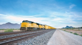 Międzykontynentalny transport koleją z Dachser Transport, BIZNES - Dachser, jeden z wiodących operatorów logistycznych, oferuje przewozy pomiędzy Europą a Chinami zoptymalizowane pod kątem czasu i kosztów.