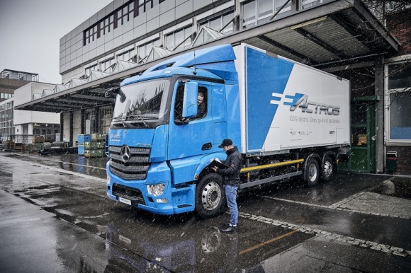 Dachser przetestuje elektryczną ciężarówkę eActros Transport, BIZNES - Dachser, globalny operator logistyczny, wkrótce rozpocznie testy w pełni elektrycznego ciężkiego pojazdu eActros, wyprodukowanego przez Mercedes-Benz. Dachser jest jedną z pierwszych firm, do której trafi innowacyjny model ciężarówki.