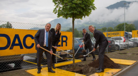 Dachser otworzył nowe centrum logistyczne w Tyrolu Transport, BIZNES - Dachser, globalny operator logistyczny, uruchomił właśnie nowe centrum logistyczne w miejscowości Stans położonej w austriackim Tyrolu. W obiekt o powierzchni 20 tys. mkw. firma zainwestowała 6,5 mln euro.