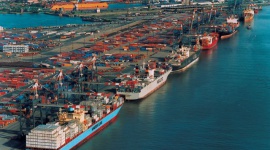 DB Schenker uruchomił nową drobnicową linię oceaniczną z Karaczi do Gdańska Transport, BIZNES - ​Nowa drobnicowa linia oceaniczna z Karaczi do Gdańska jest odpowiedzią na potrzeby klientów branży Fashion. Co tydzień z pakistańskiego portu wypływają towary, które po 35 dniach docierają do Polski.