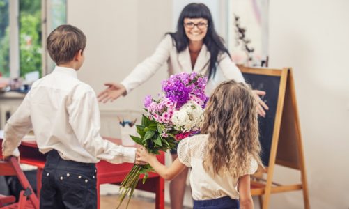 Co podarować nauczycielowi na koniec roku szkolnego? Ostatni dzwonek na zakupy!