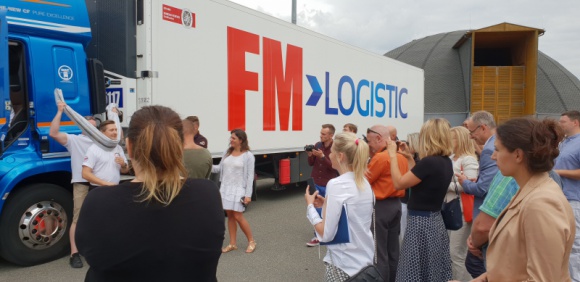 FM Logistic dołącza do „Pierwszopomocnych na drodze” Transport, BIZNES - FM Logistic, czołowy operator logistyczny w zakresie transportu drogowego w Polsce, został Partnerem akcji „Pierwszopomocni na drodze”, promującej ratownictwo i bezpieczeństwo w ruchu drogowym.