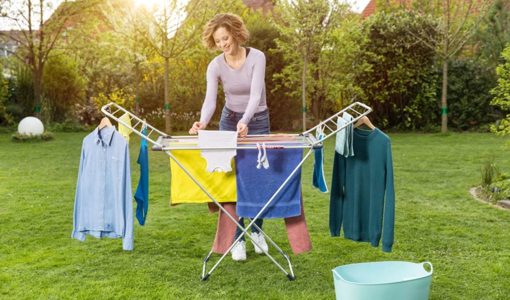 Letnie suszenie prania: wybieramy suszarką na balkon i do ogrodu