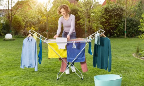 Letnie suszenie prania: wybieramy suszarką na balkon i do ogrodu
