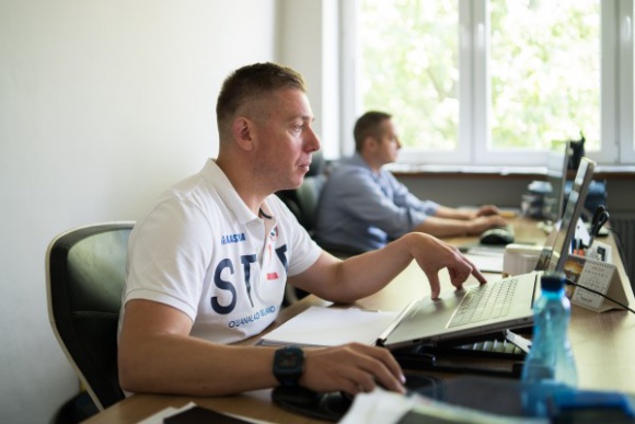 Kierowca i spedytor pilnie poszukiwani Transport, BIZNES - Korzystne zarobki, umowa o pracę, komfortowe warunki i zgrany zespół – w ten sposób Bartosz Struk, jeden z właścicieli firmy transportowej Premium Cargo zachęca do podjęcia współpracy. Aktualnie poszukiwani są czterej kierowcy i jedna osoba zajmująca się spedycją.