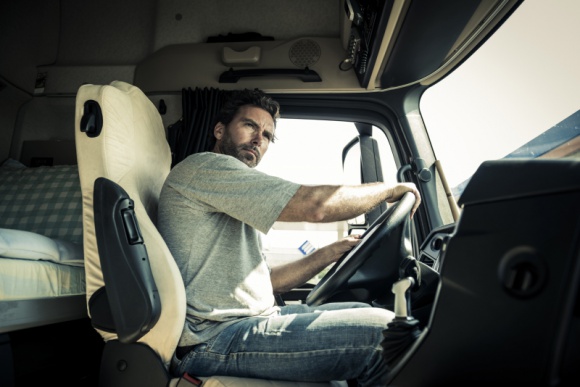 Doświadczony i zapracowany jak polski kierowca? Transport, BIZNES - Kierowca zatrudniony w polskiej firmie transportowej ma średnio 42 lata i rocznie przejeżdża 87 tys. km, czyli mógłby ponad dwukrotnie okrążyć ciężarówką Ziemię.