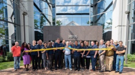 Dachser umacnia się w USA Transport, BIZNES - Dachser, jeden z wiodących operatorów logistycznych na świecie, otworzył oddział w Detroit w Stanach Zjednoczonych, umacniając tym samym pozycję na Środkowym Zachodzie. Ponadto firma przeniosła swoją siedzibę regionalną z Miami do rejonu metropolitalnego Miami-Fort Lauderdale.