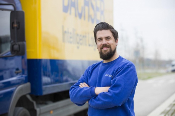 Dachser kształci zawodowych kierowców Transport, BIZNES - Dachser, jeden z wiodących operatorów logistycznych, angażuje się w kształcenie zawodowych kierowców ciężarówek. Firma organizuje kompleksowe szkolenia w ramach dedykowanej spółki Dachser Service und Ausbildungs, która obecnie rozszerza swoją działalność na Austrię.