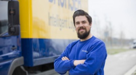 Dachser kształci zawodowych kierowców Transport, BIZNES - Dachser, jeden z wiodących operatorów logistycznych, angażuje się w kształcenie zawodowych kierowców ciężarówek. Firma organizuje kompleksowe szkolenia w ramach dedykowanej spółki Dachser Service und Ausbildungs, która obecnie rozszerza swoją działalność na Austrię.