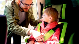 Przed nami świąteczne podróże! Policja radzi, jak bezpiecznie podróżować? Transport, BIZNES - Grudzień i początek nowego roku to czas wzmożonego ruchu na drogach. Wiele osób wyjeżdża na święta, a zaraz potem rozpoczynają się podróże na zimowe ferie.