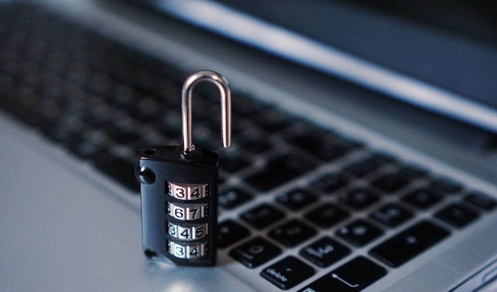 Cyberataki, gigantyczne wycieki danych i pierwsze wielomilionowe kary