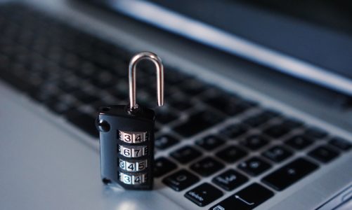 Cyberataki, gigantyczne wycieki danych i pierwsze wielomilionowe kary