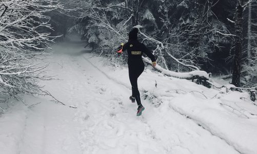 Jak trenować biegi górskie zimą? Praktyczne porady