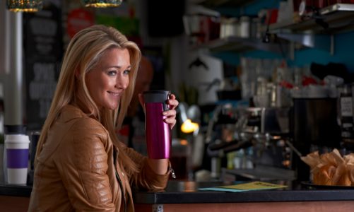 Praktyczny prezent pod choinką? Postaw na kubek termiczny