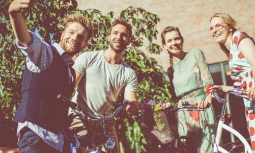 Wiosenna moda na rowery miejskie. Jak bezpiecznie i stylowo dojeżdżać nie tylko do pracy?