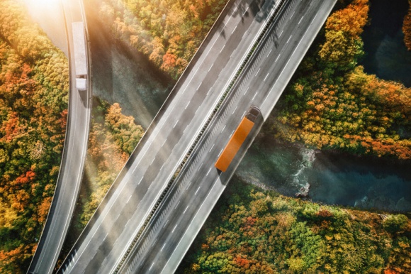 5 faktów, które warto wiedzieć o oponach ciężarowych Transport, BIZNES - Opony na pierwszy rzut oka wszystkie wyglądają podobnie, są okrągłe, czarne i wykonane z gumy. Przyglądając się im bliżej, można już zauważyć pewne różnice, jak chociażby rozmiar czy wzór bieżnika.