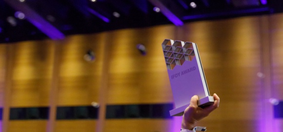 Wózek widłowy ETV216i od Jungheinrich z nagrodą IFOY Transport, BIZNES - Jungheinrich z kolejnym międzynarodowym sukcesem. Firma zdobyła nagrodę w prestiżowym konkursie IFOY (International Forklift Truck of the Year) w kategorii „Wózek Magazynowy”. Wyróżniony został model do wysokiego składowania ETV 216i z wbudowanym akumulatorem litowo-jonowym.