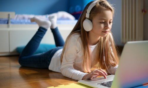 Ubrania i przybory szkolne? Już nie – Polacy stawiają na tech-wyprawki szkolne