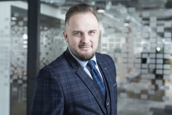 Konteneryzacja Transport, BIZNES - Podczas gdy udział ładunków przewożonych drogą morską w kontenerach zwiększa się w skali świata nieznacznie, segment kontenerów chłodniczych przeżywa obecnie wyraźny wzrost. Do tego stopnia, że eksperci obawiają się wystąpienia wąskich gardeł w zakresie przepustowości.