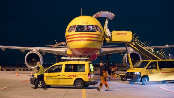 Rewolucja last mile - technologia przyspiesza dostawę przesyłek do klienta Transport, BIZNES - •Drony, sztuczna inteligencja, innowacyjne aplikacje – firmy kurierskie szukają sposobów na optymalizację procesu ostatniej mili •Sprawne i szybkie doręczenie przesyłki to recepta na sukces – daje dwa razy większą szansę na ponowne skorzystanie z oferty sklepu przez klienta