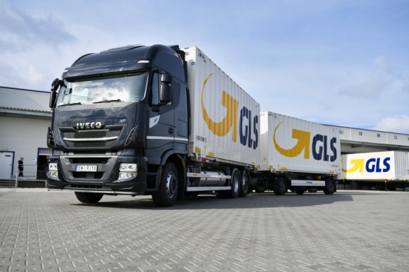 Nowe ekologiczne pojazdy w barwach GLS Poland – firma zaprezentowała je dziś Transport, BIZNES - We flocie firmy kurierskiej GLS pojawiły się samochody ciężarowe Iveco Stralis NP 460 – napędzane w 100% skroplonym gazem ziemnym (LNG). Już teraz obsługują ważną długodystansową trasę w międzynarodowej sieci GLS.